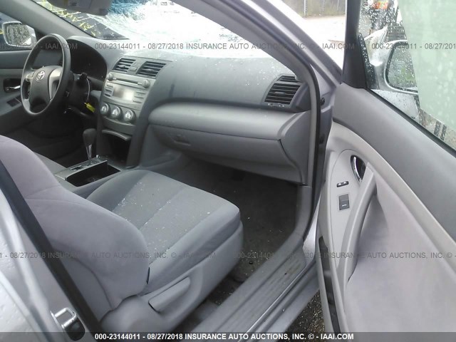 4T4BF3EK3AR051121 - 2010 TOYOTA CAMRY SE/LE/XLE ვერცხლისფერი ფოტო 5