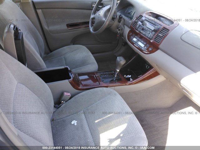 4T1BE32KX2U636703 - 2002 TOYOTA CAMRY LE/XLE/SE Qara foto 5