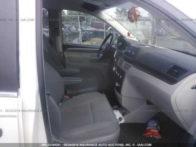 2V8HW44179R598400 - 2009 VOLKSWAGEN ROUTAN S WHITE photo 5