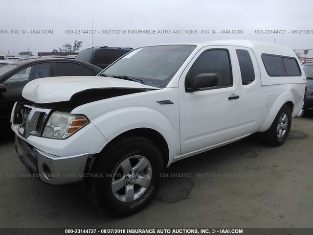1N6AD0CU4BC442429 - 2011 NISSAN FRONTIER SV/PRO-4X WHITE photo 2