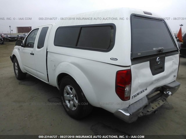 1N6AD0CU4BC442429 - 2011 NISSAN FRONTIER SV/PRO-4X WHITE photo 3