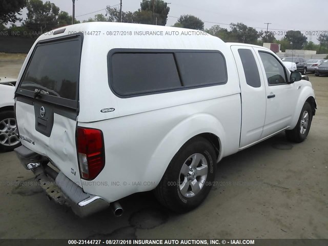 1N6AD0CU4BC442429 - 2011 NISSAN FRONTIER SV/PRO-4X WHITE photo 4