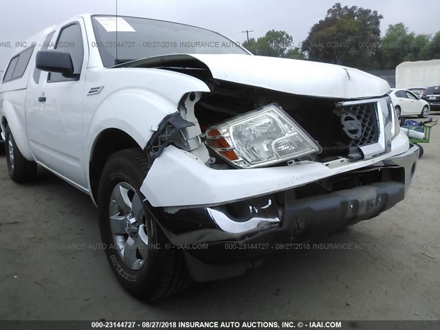 1N6AD0CU4BC442429 - 2011 NISSAN FRONTIER SV/PRO-4X WHITE photo 6