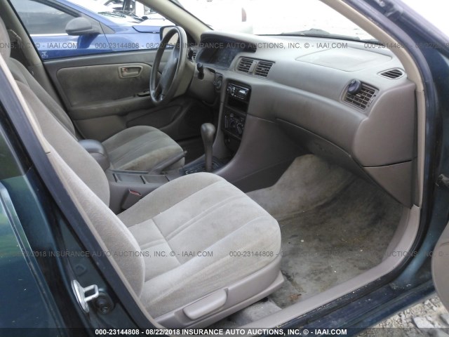 4T1BG22K3WU263031 - 1998 TOYOTA CAMRY CE/LE/XLE 绿色 照片 5