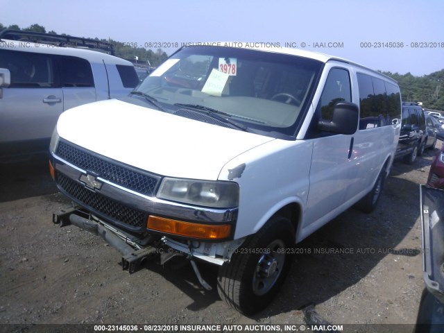 1GAZGRDG2A1117615 - 2010 CHEVROLET EXPRESS G2500 LT WHITE photo 2