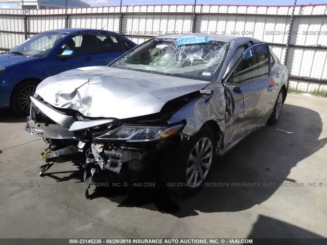 JTNB11HK8J3018050 - 2018 TOYOTA CAMRY L/LE/XLE/SE/XSE SILVER photo 2