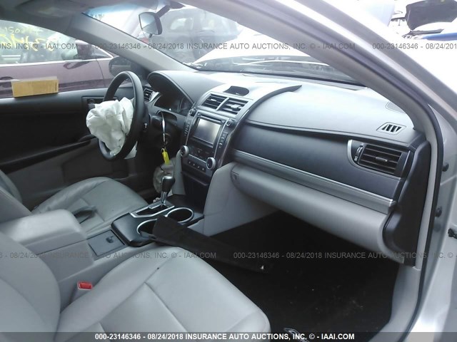 4T4BF1FK9CR168479 - 2012 TOYOTA CAMRY SE/LE/XLE ვერცხლისფერი ფოტო 5