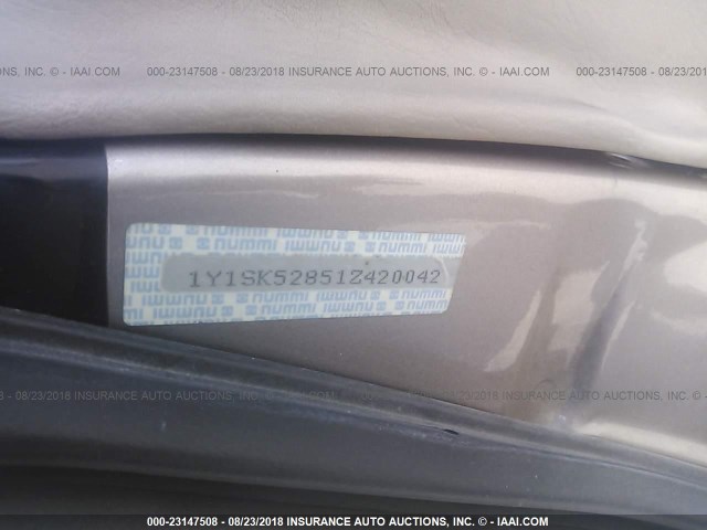 1Y1SK52851Z420042 - 2001 CHEVROLET GEO PRIZM LSI GOLD photo 9