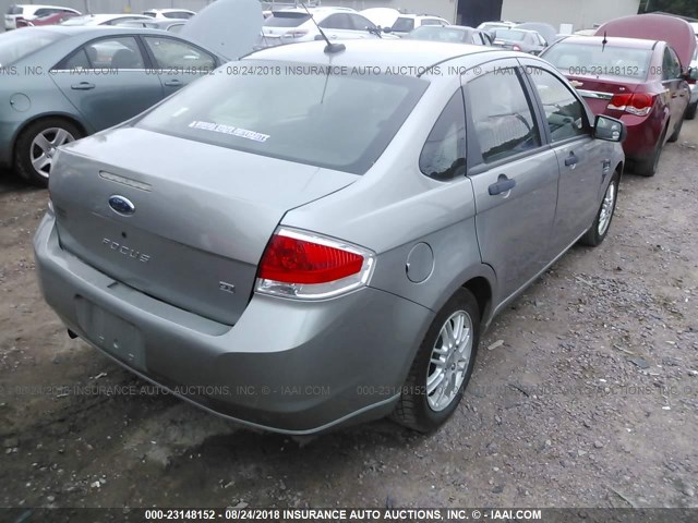 1FAHP35N58W279710 - 2008 FORD FOCUS SE/SEL/SES SILVER photo 4