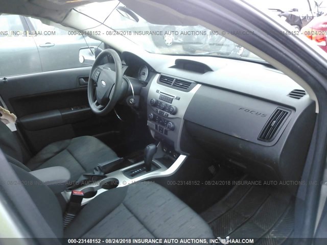 1FAHP35N58W279710 - 2008 FORD FOCUS SE/SEL/SES SILVER photo 5