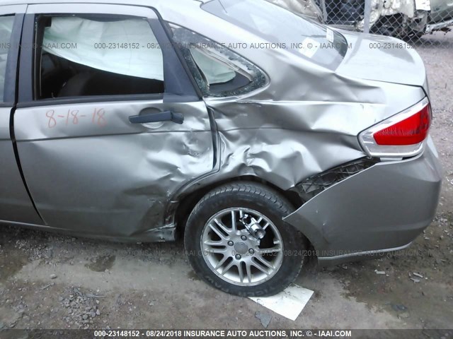 1FAHP35N58W279710 - 2008 FORD FOCUS SE/SEL/SES SILVER photo 6