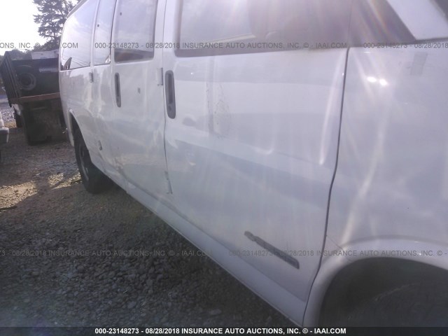 1GAHG39R511235046 - 2001 CHEVROLET EXPRESS G3500  WHITE photo 6