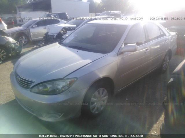 4T1BE32K75U549801 - 2005 TOYOTA CAMRY LE/XLE/SE SILVER photo 2