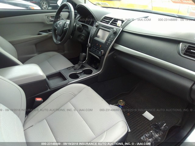 4T1BF1FK3HU370073 - 2017 TOYOTA CAMRY LE/XLE/SE/XSE 黑色 照片 5