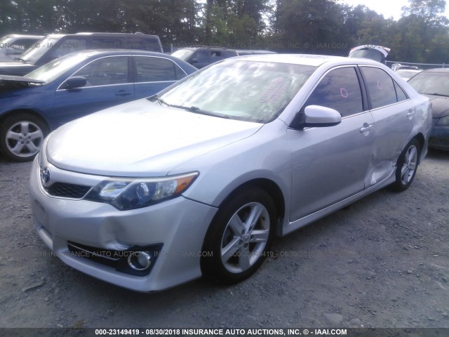 4T1BF1FK4DU223884 - 2013 TOYOTA CAMRY L/SE/LE/XLE ვერცხლისფერი ფოტო 2