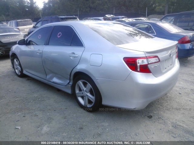4T1BF1FK4DU223884 - 2013 TOYOTA CAMRY L/SE/LE/XLE ვერცხლისფერი ფოტო 3