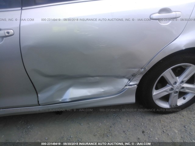 4T1BF1FK4DU223884 - 2013 TOYOTA CAMRY L/SE/LE/XLE ვერცხლისფერი ფოტო 6