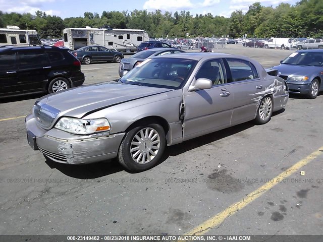 1LNHM82W73Y600829 - 2003 LINCOLN TOWN CAR SIGNATURE GOLD photo 2