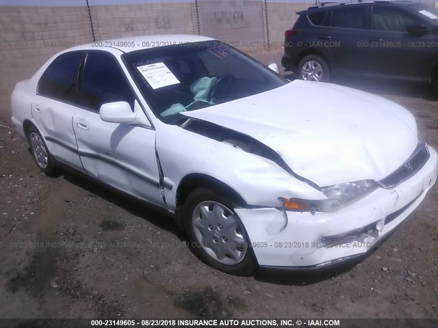 1HGCD5630TA137472 - 1996 HONDA ACCORD LX/EX WHITE photo 1