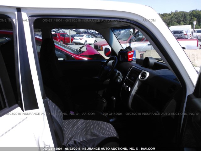 JTLKT324754005119 - 2005 TOYOTA SCION XB Weiß Foto 5