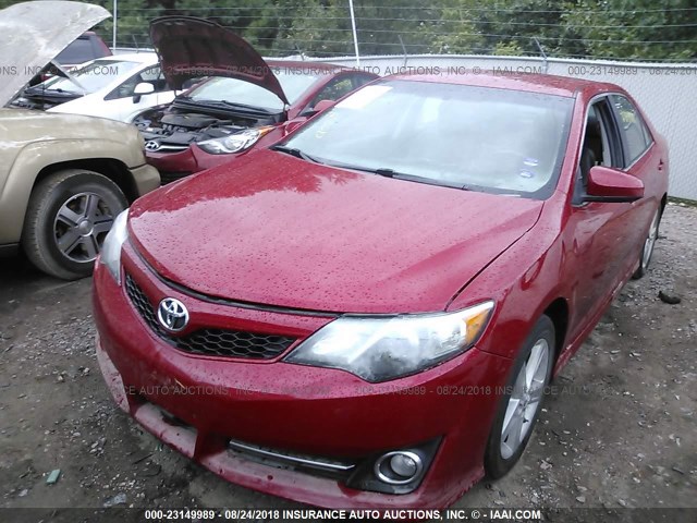 4T1BF1FK3CU582318 - 2012 TOYOTA CAMRY SE/LE/XLE RED photo 2