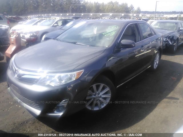 4T4BF1FK1ER407476 - 2014 TOYOTA CAMRY L/SE/LE/XLE ნაცრისფერი ფოტო 2