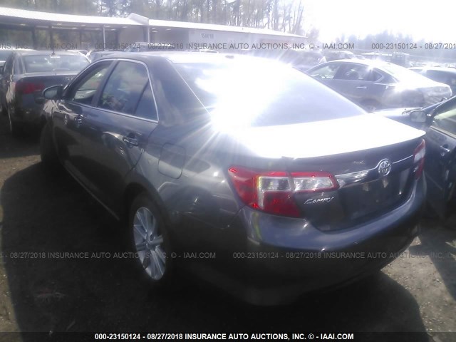 4T4BF1FK1ER407476 - 2014 TOYOTA CAMRY L/SE/LE/XLE ნაცრისფერი ფოტო 3