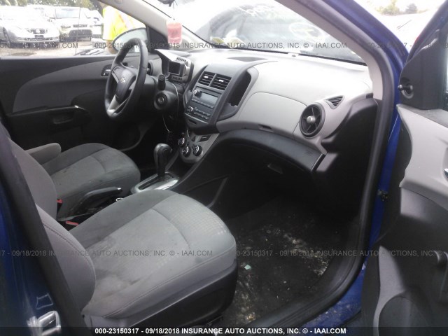 1G1JA5SH5C4208821 - 2012 CHEVROLET SONIC LS BLUE photo 5