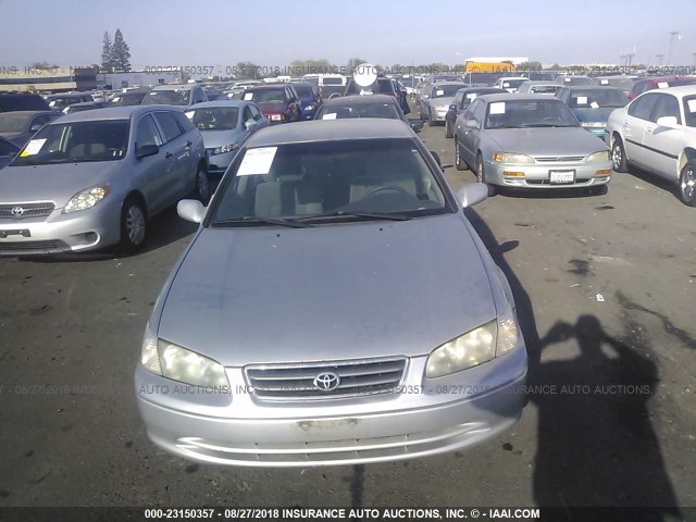 JT2BG22K610542826 - 2001 TOYOTA CAMRY CE/LE/XLE 银色 照片 6