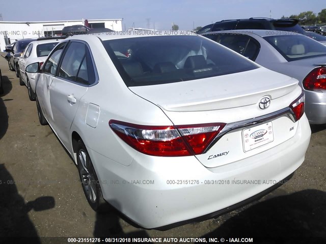 4T1BF1FK9HU384382 - 2017 TOYOTA CAMRY LE/XLE/SE/XSE 白色 照片 3