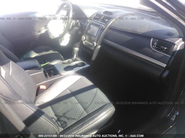 4T1BF1FK2EU421106 - 2014 TOYOTA CAMRY L/SE/LE/XLE Qara foto 5