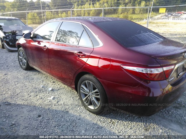 4T1BF1FK0GU516864 - 2016 TOYOTA CAMRY LE/XLE/SE/XSE RED photo 3