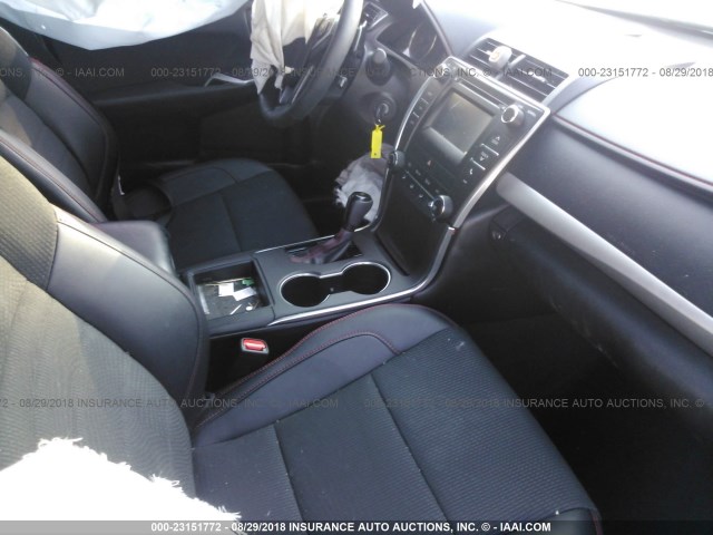 4T1BF1FK0GU516864 - 2016 TOYOTA CAMRY LE/XLE/SE/XSE 红色 照片 5