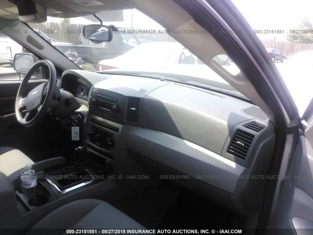 1J4GR48K25C540001 - 2005 JEEP GRAND CHEROKEE LAREDO/COLUMBIA/FREEDOM 银色 照片 5