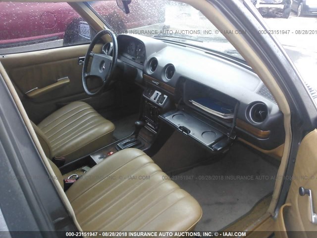 WDBAB23A8CB355438 - 1982 MERCEDES-BENZ 240 D GRAY photo 5