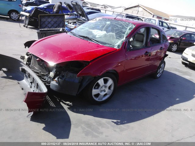 3FAFP37Z04R124776 - 2004 FORD FOCUS ZX5 RED photo 2