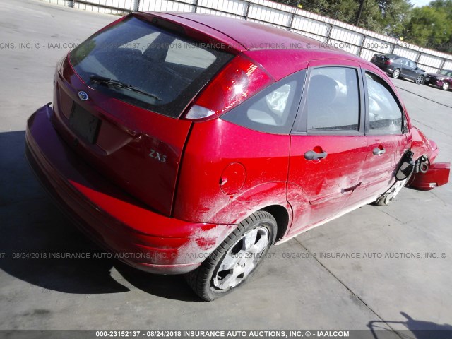 3FAFP37Z04R124776 - 2004 FORD FOCUS ZX5 RED photo 4