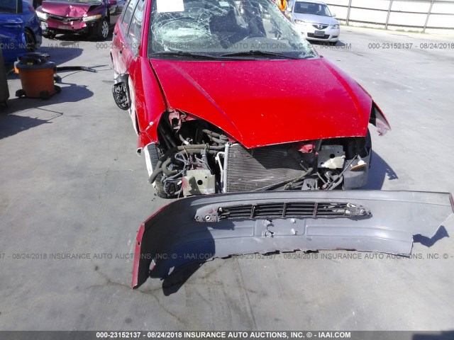 3FAFP37Z04R124776 - 2004 FORD FOCUS ZX5 RED photo 6