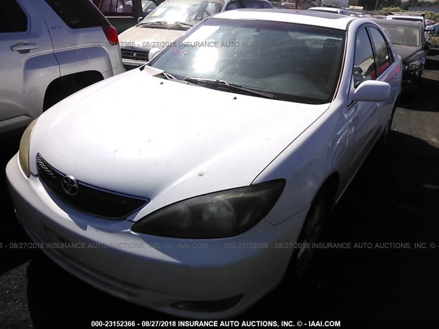 JTDBE32K830160268 - 2003 TOYOTA CAMRY LE/XLE WHITE photo 2