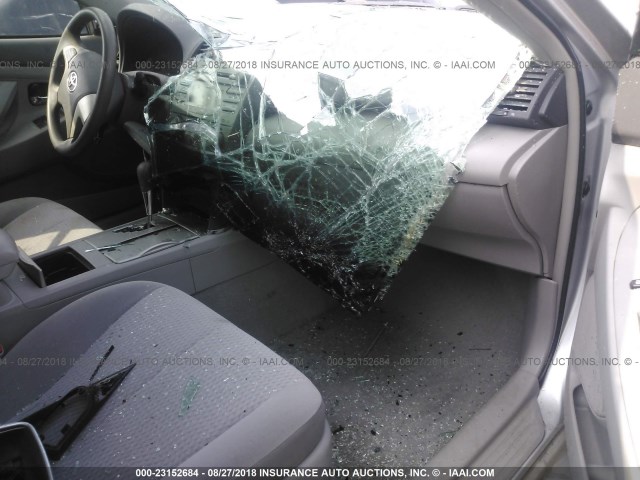 4T4BF3EKXBR191992 - 2011 TOYOTA CAMRY SE/LE/XLE ვერცხლისფერი ფოტო 5