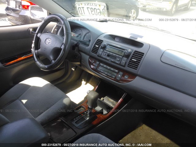 4T1BE30K82U595457 - 2002 TOYOTA CAMRY LE/XLE/SE 银色 照片 5