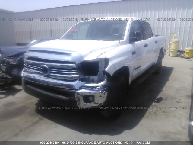 5TFDW5F16HX598403 - 2017 TOYOTA Tundra CREWMAX SR5/TRD PRO WHITE photo 2