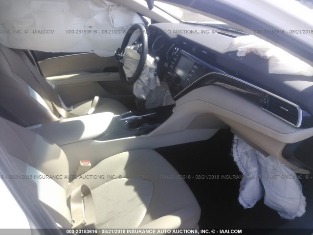 JTNB11HK1J3010260 - 2018 TOYOTA CAMRY L/LE/XLE/SE/XSE WHITE photo 5