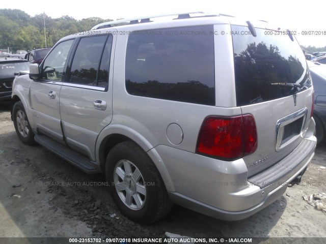 5LMFU27R73LJ41903 - 2003 LINCOLN NAVIGATOR Silber Foto 3