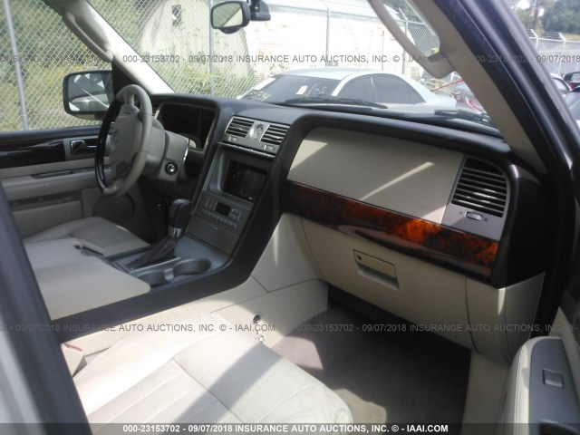 5LMFU27R73LJ41903 - 2003 LINCOLN NAVIGATOR Silber Foto 5