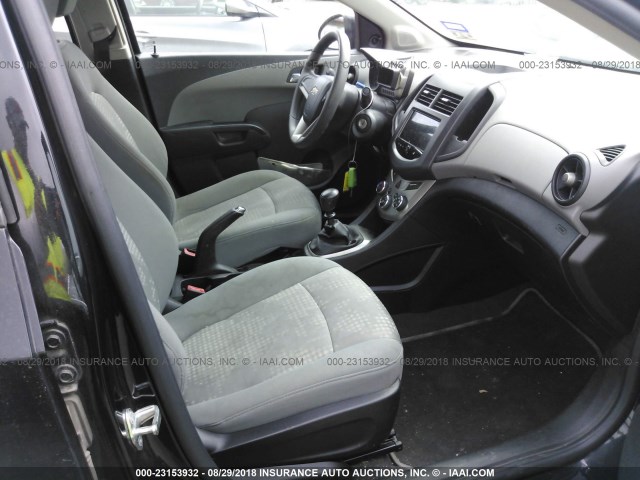 1G1JB5SH5D4229439 - 2013 CHEVROLET SONIC LS 黑色 照片 5