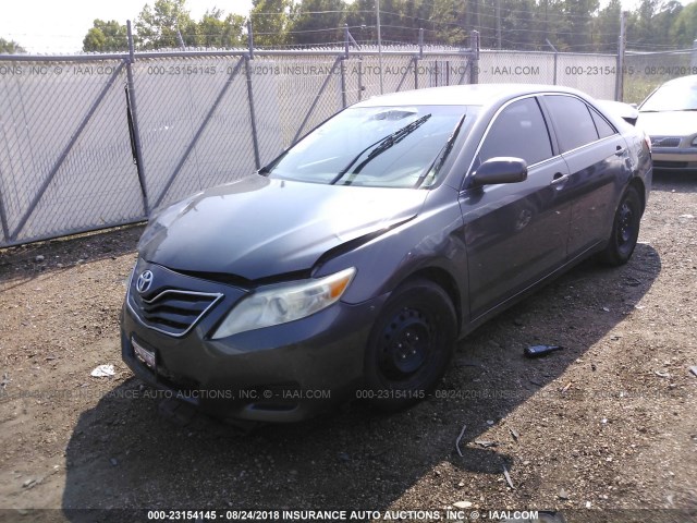 4T4BF3EK2AR011130 - 2010 TOYOTA CAMRY SE/LE/XLE GRAY photo 2