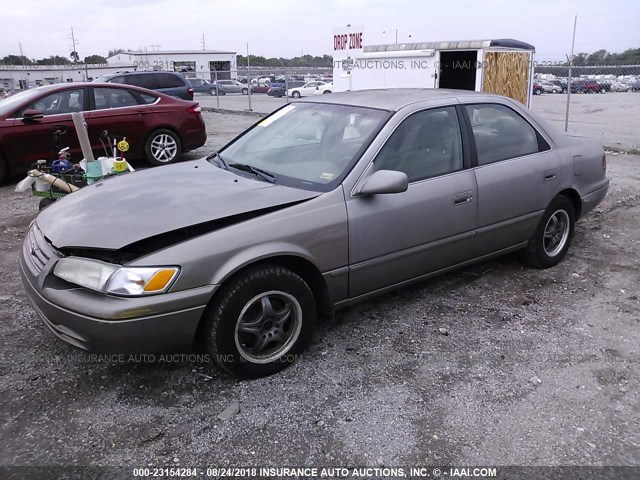 4T1BG22K2XU603948 - 1999 TOYOTA CAMRY CE/LE/XLE ნაცრისფერი ფოტო 2