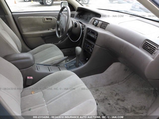 4T1BG22K2XU603948 - 1999 TOYOTA CAMRY CE/LE/XLE ნაცრისფერი ფოტო 5