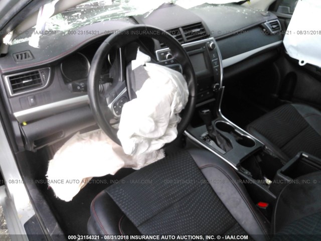 4T1BF1FK2FU064236 - 2015 TOYOTA CAMRY LE/XLE/SE/XSE SILVER photo 5